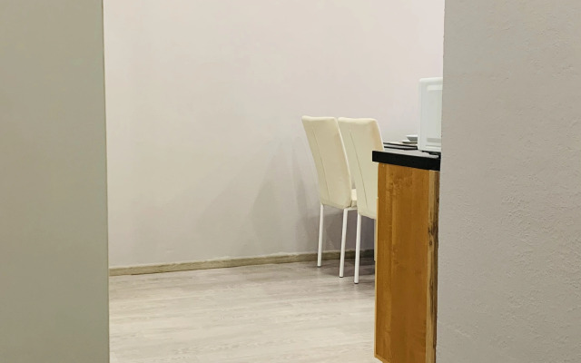 Uyutnay U Ozera V Teni Sosnovogo Parka Flat
