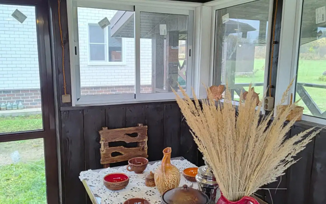 Частный дом с баней и пирсом на берегу пруда