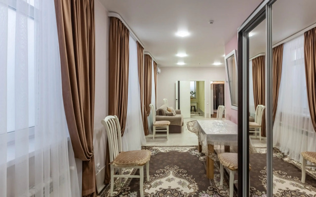 Апартаменты Уютная комфортная трехкомнатная в отдельно стоящем двухэтажном здании