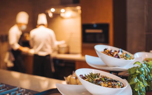 Staybridge Suites Dubai al-Maktoum Airport, an IHG Hotel