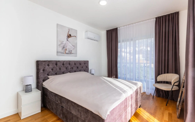 Sunny Side Three Bedrooms Apartment