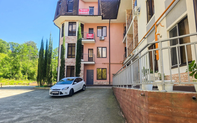 Studiya na tikhoy ulitse s vidom na les Flat