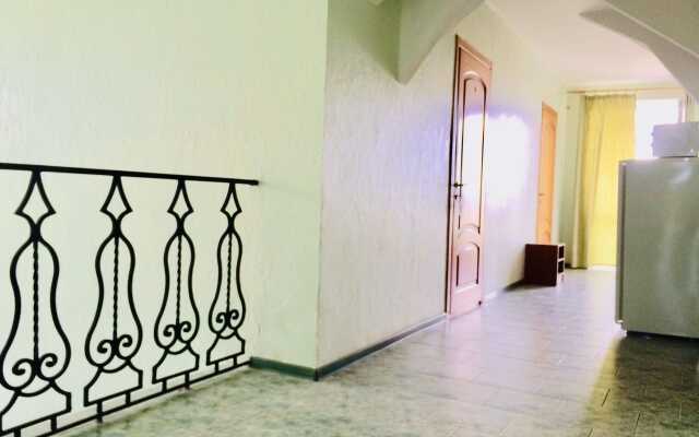 Karmin-Mariner Hotel