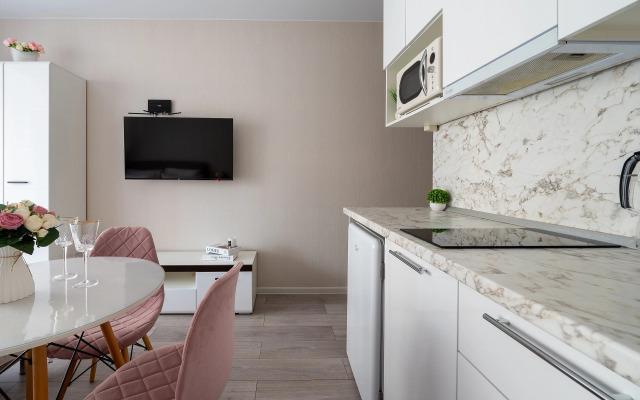 Studiya u morya s bassejnom na territorii. Karavella 112 Apartments