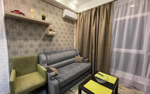 Na Belykh Akatsiyakh Flat