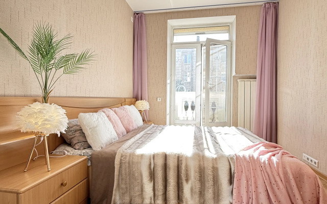 Uyutnaya Dvukhkomnatnaya S Balkonom V Tsentre Goroda Flat