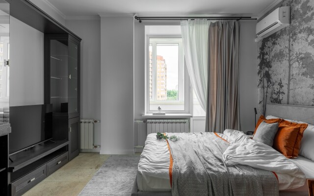S konditsionerom i shikarnym dizaynerskim remontom Flat