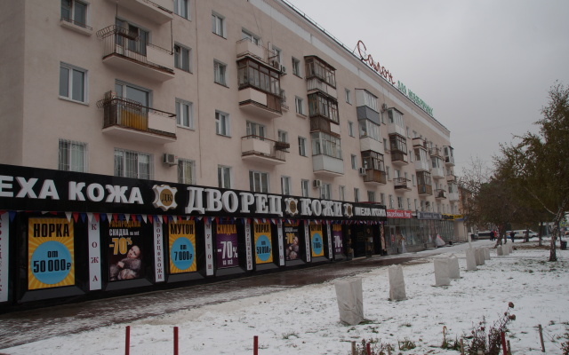 Uyutnyie Metryi Na Marksa Apartments