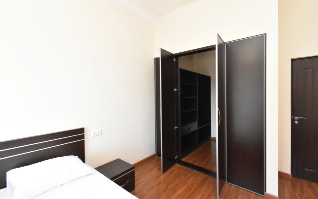 4-Komn. V Zdanii Bulvar Plaza, di644 Flat