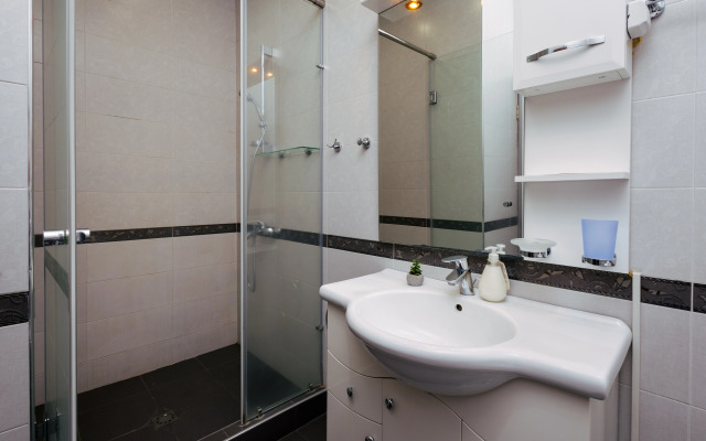 2-K v Novostroyke, Ulitsa Arama, Di480 Flat