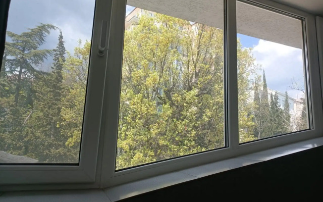 Uyutnaya Studiya Ryadom S Livadiyskim Dvortsom Flat