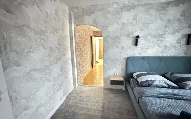 Tryokhkomnatnaya Flat