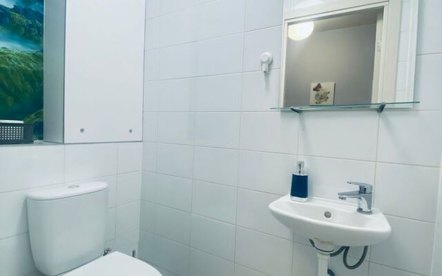 Semejnyie 3h Komnatnyie U Metro Apartments
