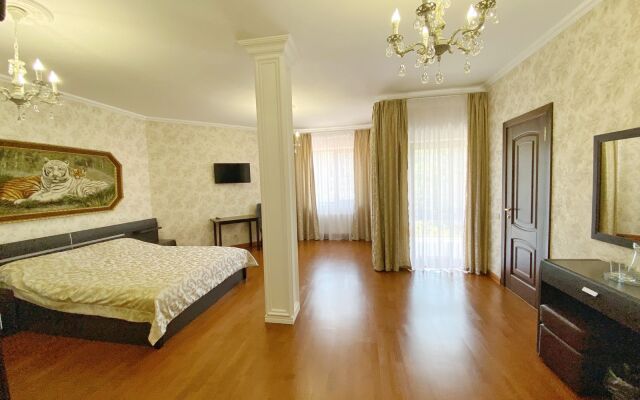 V Kedrovoy Rosche Guest House