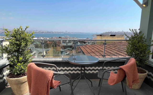 Jacuzzi across Bosphorus Apartments