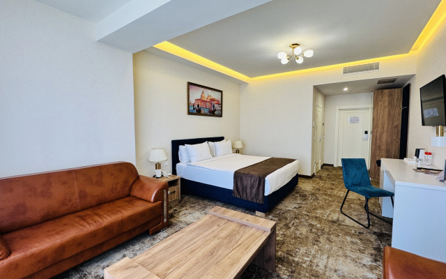 Garnet Mir Hotel
