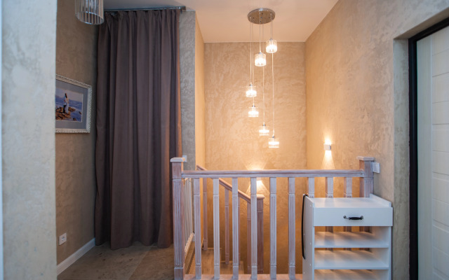 Dvukhetazhnaya Semeyny Uyut Flat