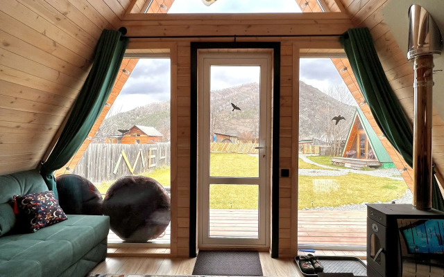 Шале А-фрейм с видом на горы и лес