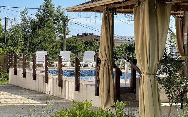 S basseynom i 5 master spalnyami Villa