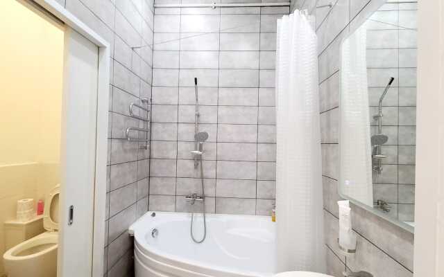 Апартаменты на Большом 13 Два Окна в Спальне