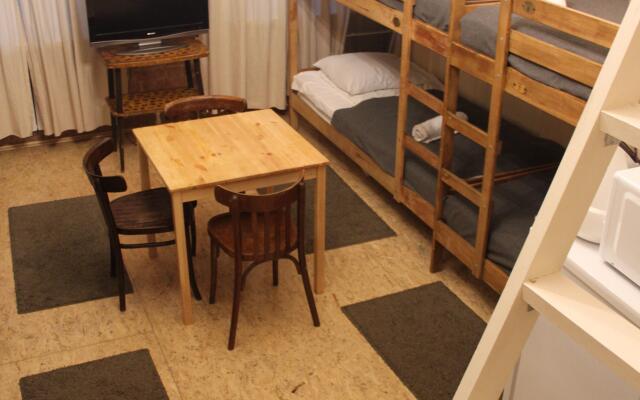 Old Flat Na Sovetskoy Hostel