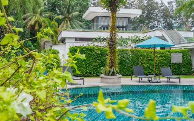 Elegant Beachfront 3Br Condo at Pearl of Naithon Apartments