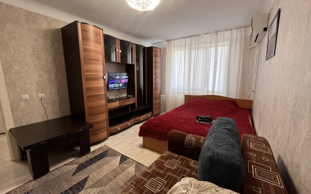 Shikarnaya odnushka vozle Akvaparka Flat