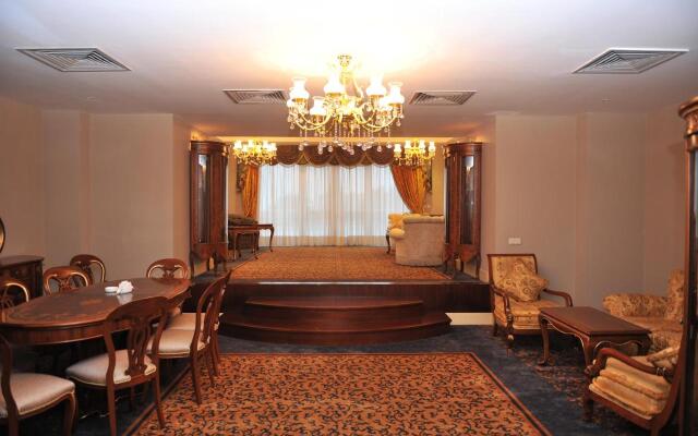 Intourist Palace Hotel
