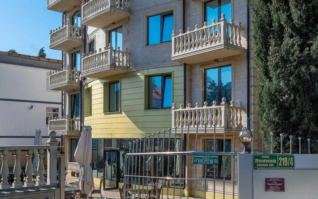 Semeinye u morya s basseinom Apartment