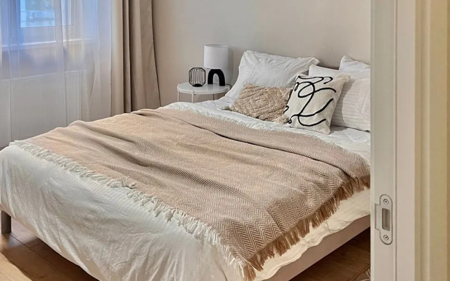 V Novom Dome Ostrovskogo 52 Flat
