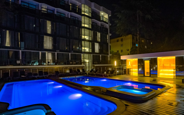 Mirror Family Hotel