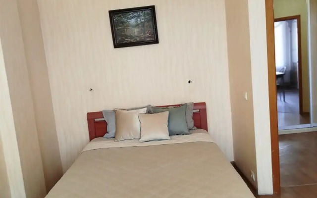 Na Levom Beregu Ryadom S Megoy Flat