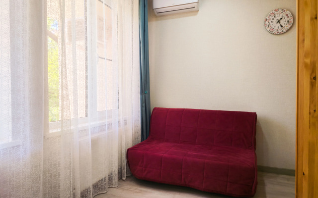 Studiya na tikhoy ulitse s vidom na les Flat