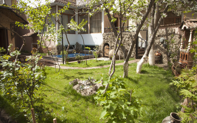 Hin Yerevantsi Hotel