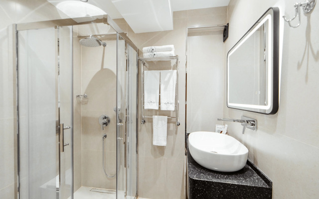 White Breeze Baku Hotel