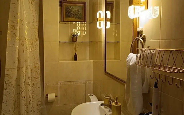 U Yekaterininskogo Dvortsa Flat