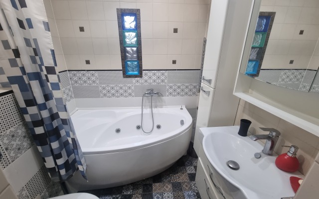 Dvukhurovnevaya Kvartira S Vidom Na More Apartments