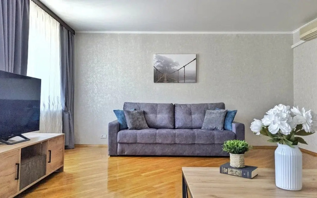Bolshaya uyutnaya vozle parka flat