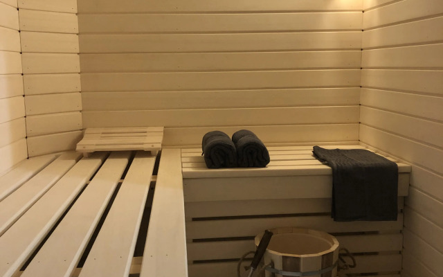 Частный дом на берегу реки