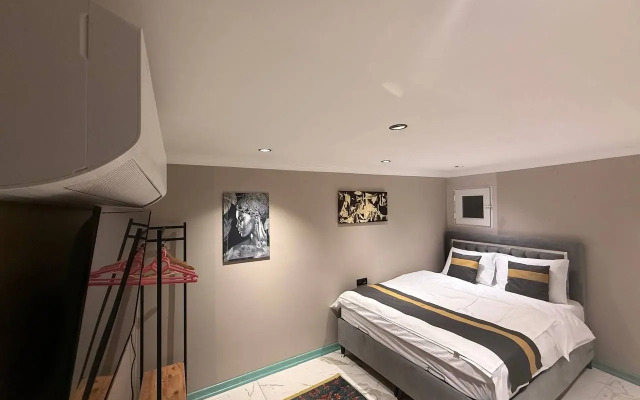 Апартаменты Cozy duplex with a private terrace near the metro