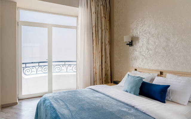 Apart Vl Na Naberezhnoy S Vidom Na More Apartments