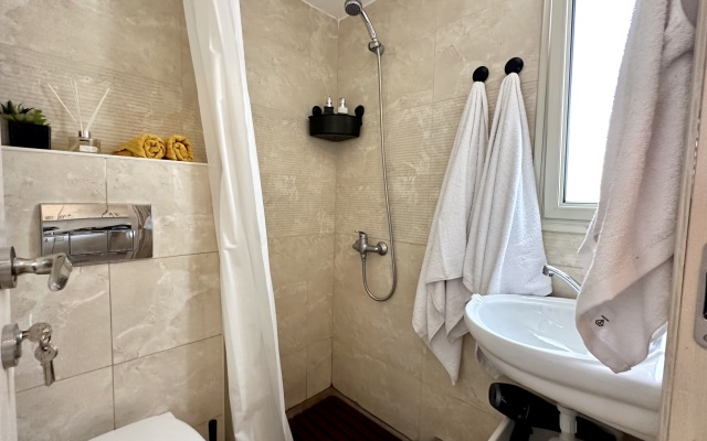 Zhemchuzhnye Apartamenty s Terrassoy v Tsentre Khayfy Apartments