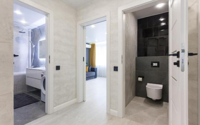 Tryohkomnatnyj Lyuks, centr, ploshchad' Pobedy, CHernyahovskogo 10A, Kolibri#10A Apartments