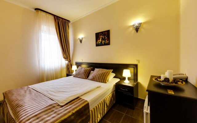 Marton Dona Hotel