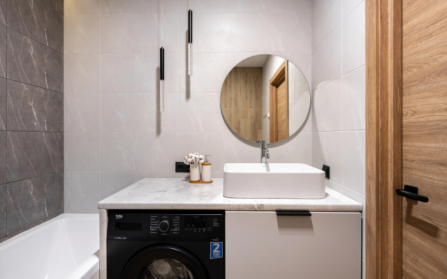 S Podiumom i vydvizhnoj krovat'yu dizajnerskaya Flat