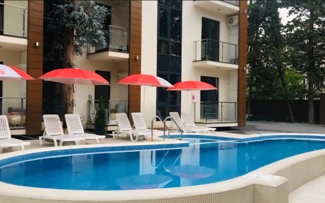Prostornaya S Basseynom Vo Dvore Flat