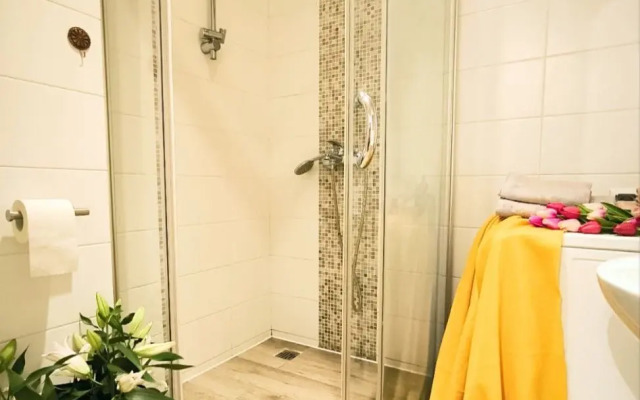 Prostornaya Studiya U Metro Devyatkino Apartament