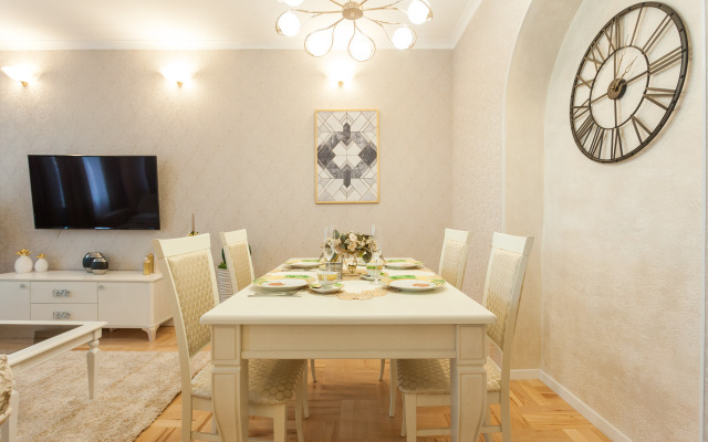 Apartamenty dvukhkomnatnyye extra lux v tsentre