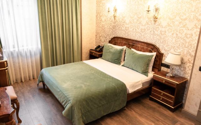 West Inn Palace Hotel