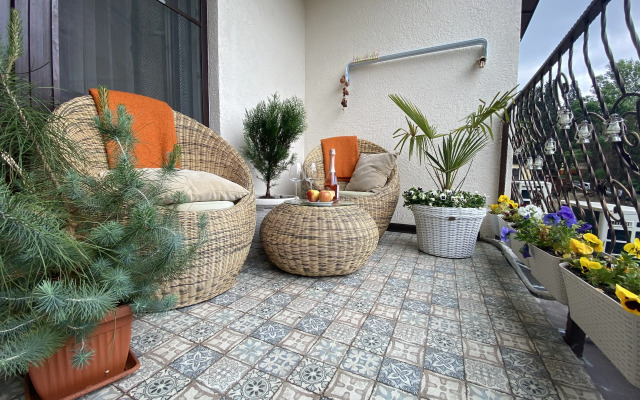 Uyutnaya Trekhkomnatnaya S Shikarnoy lodzhiey Flat